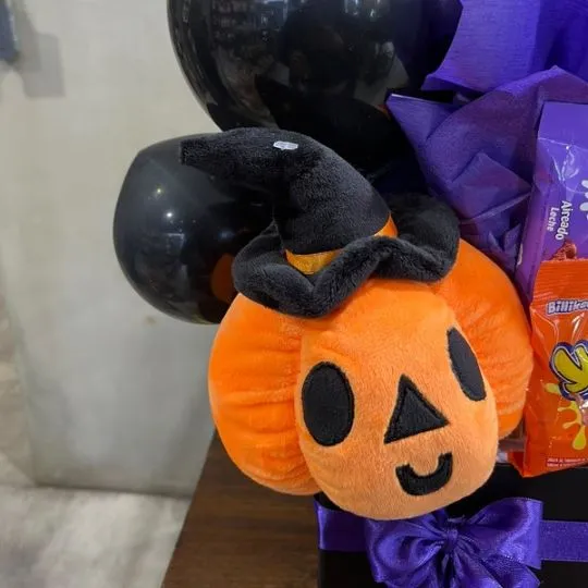 Box con peluche calabaza globos y golosinas 